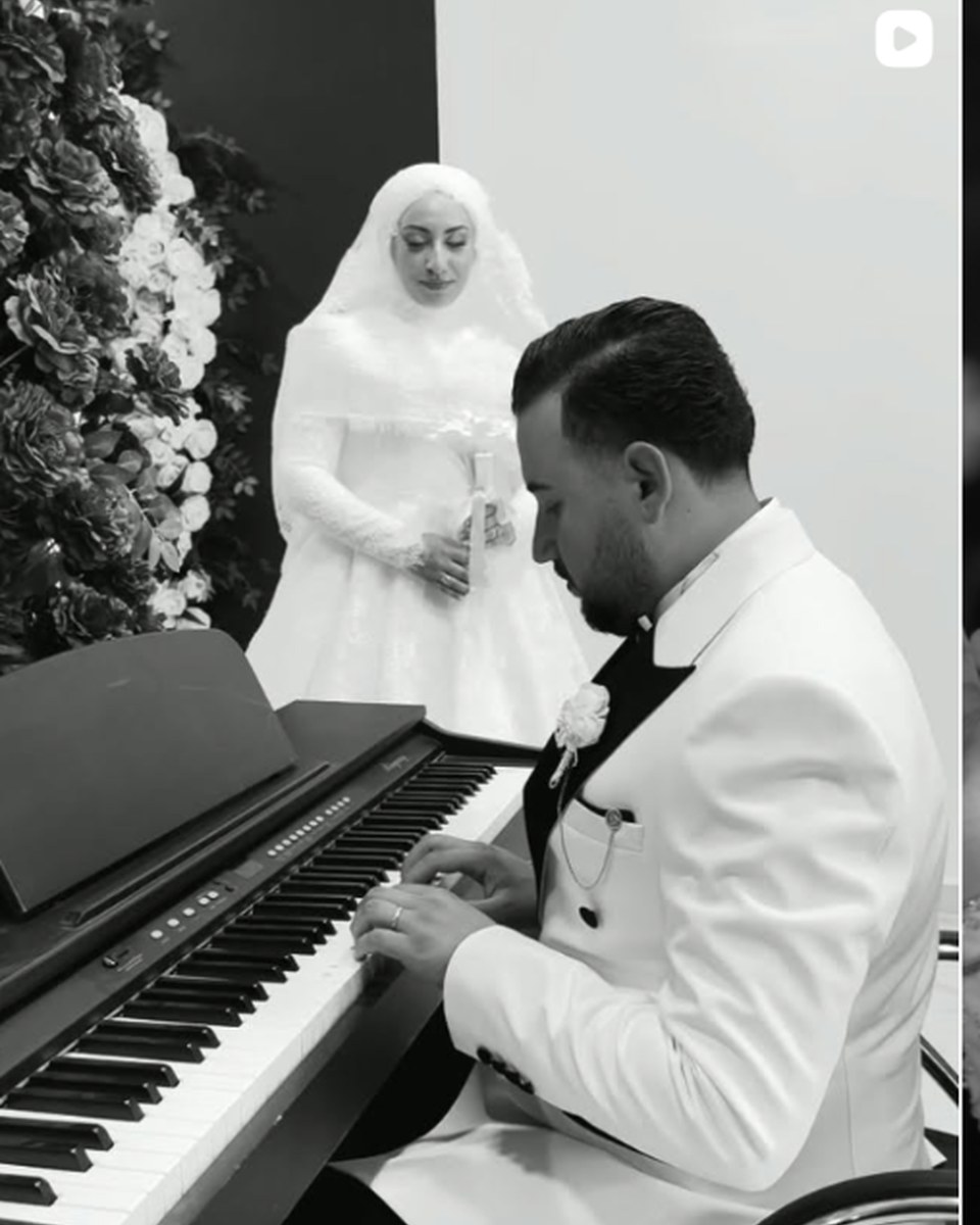 Piyano başında damat ve gelin